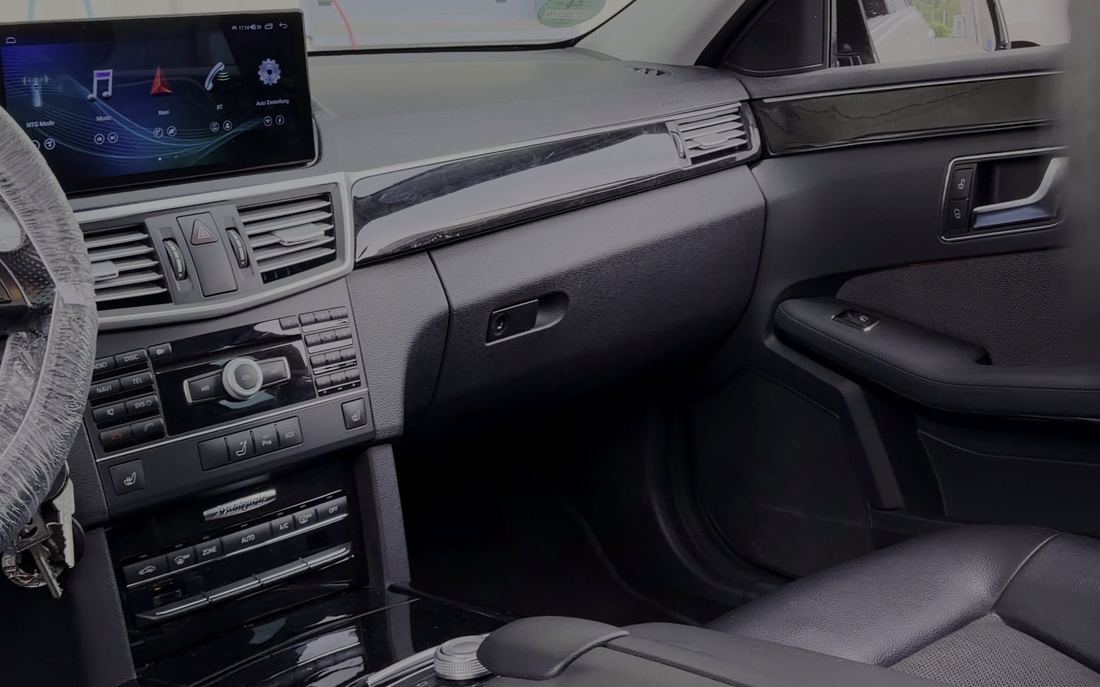 Edles Fahrzeug-Cockpit nach professioneller Aufbereitung durch RoyalShine PM