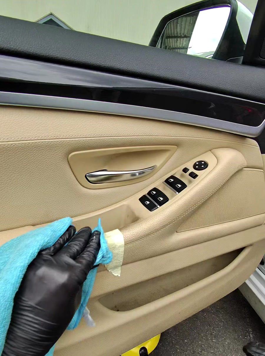 Detailreinigung der Türverkleidung mit Mikrofasertuch