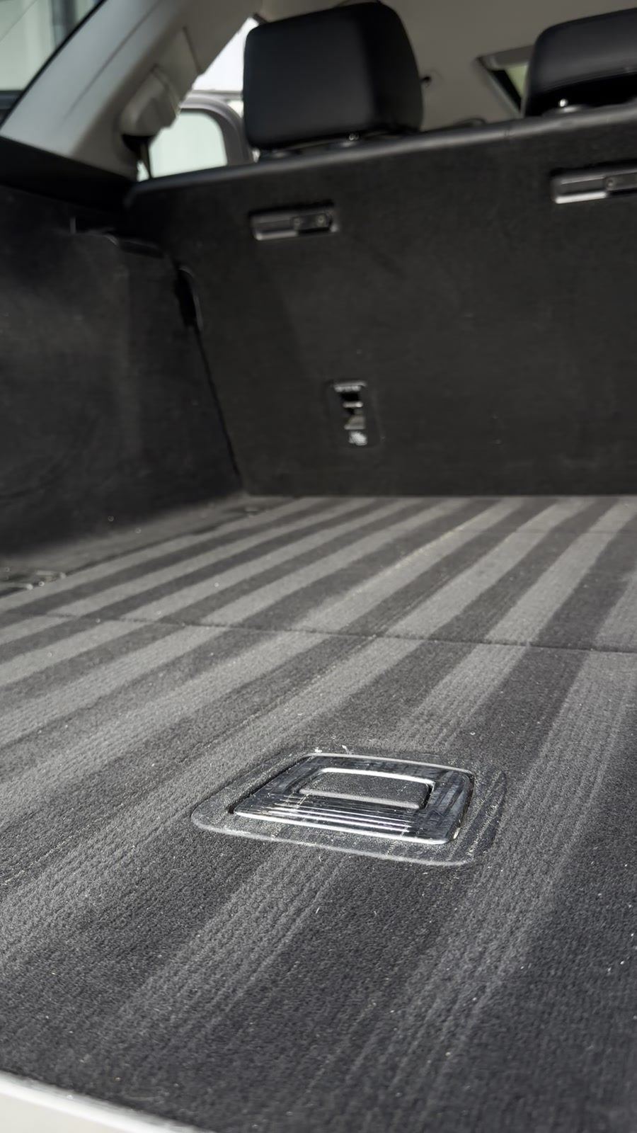 Frisch gesaugter Kofferraum mit sichtbaren Saugspuren